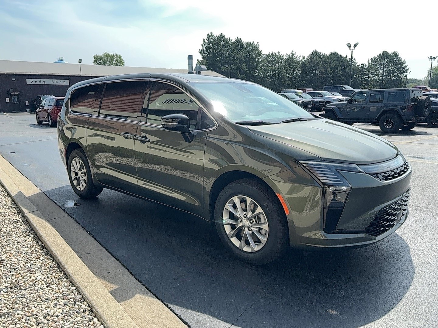 New 2027 Chrysler Pacifica Select AWD/4WD image 4