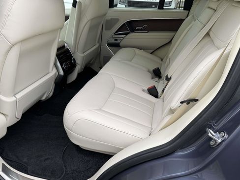 Certified 2025 Land Rover Range Rover SE image 15
