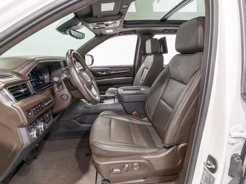 Used 2024 GMC Yukon XL Denali w/ Advanced Technology Package AWD/4WD image 15