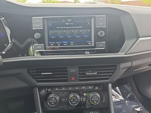 Used 2024 Volkswagen Jetta SE FWD image 18