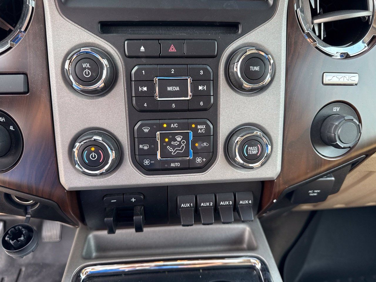 Used 2016 Ford F250 Lariat w/ Lariat Ultimate Package AWD/4WD image 25