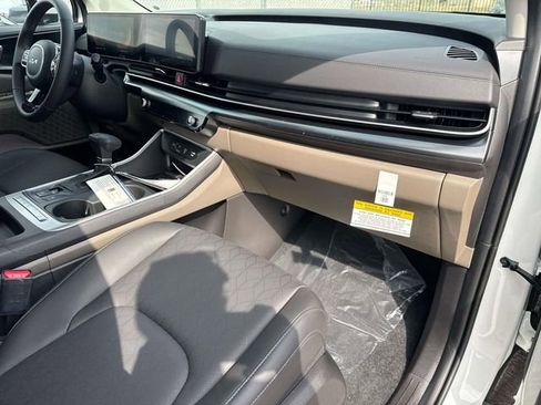 New 2026 Kia Carnival FWD image 17
