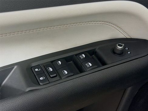 Used 2023 Jeep Compass Limited image 18