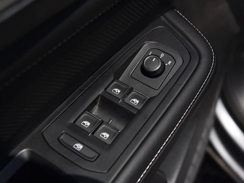 Used 2025 Volkswagen Atlas Cross Sport SE FWD image 8
