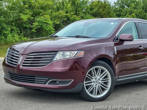 Used 2018 Lincoln MKT AWD image 2