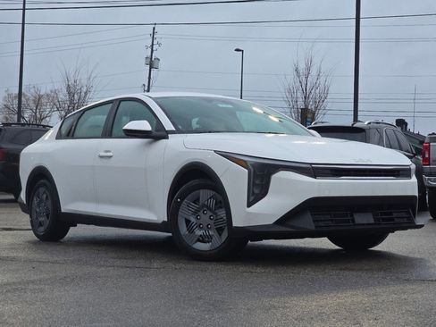 New 2025 Kia K4 LX image 1