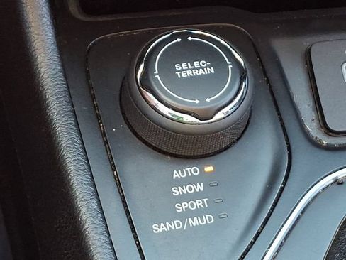 Used 2019 Jeep Cherokee Latitude Plus AWD/4WD image 14