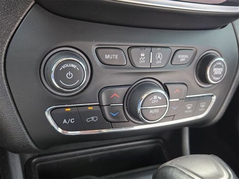 Used 2019 Jeep Cherokee Limited image 19