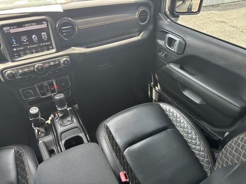 Used 2023 Jeep Gladiator Overland AWD/4WD image 14