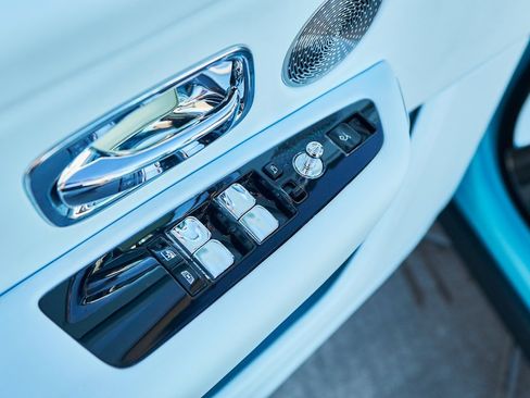 Used 2022 Rolls-Royce Cullinan Black Badge w/ Dark Exterior Package image 28