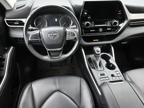 Used 2023 Toyota Highlander XLE AWD/4WD image 16
