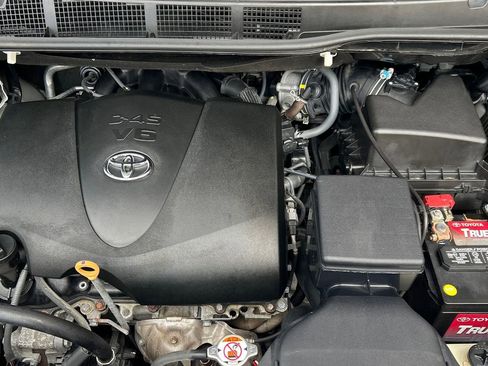 Used 2018 Toyota Sienna Limited Premium w/ Carpet Mat Package image 10