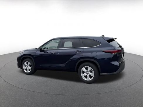 Used 2025 Toyota Highlander LE FWD image 4