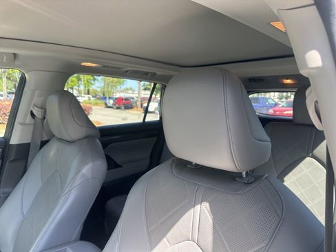 Used 2023 Toyota Highlander Platinum image 2