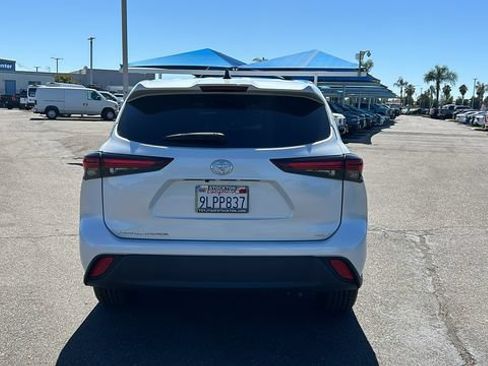 Used 2024 Toyota Highlander LE FWD image 4