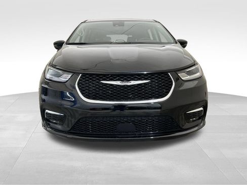 Used 2024 Chrysler Pacifica Touring-L FWD image 9