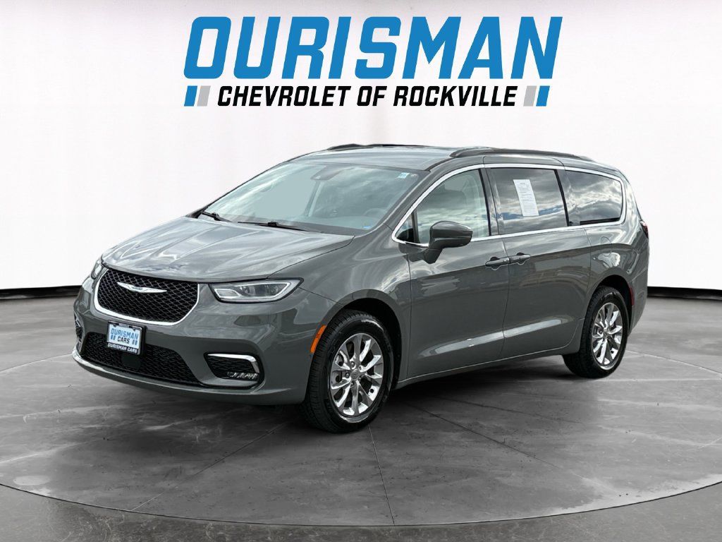 Used 2022 Chrysler Pacifica Touring-L w/ Uconnect Theater Family Group AWD/4WD image 2