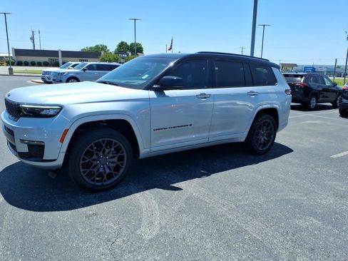 Used 2023 Jeep Grand Cherokee L Summit AWD/4WD image 3