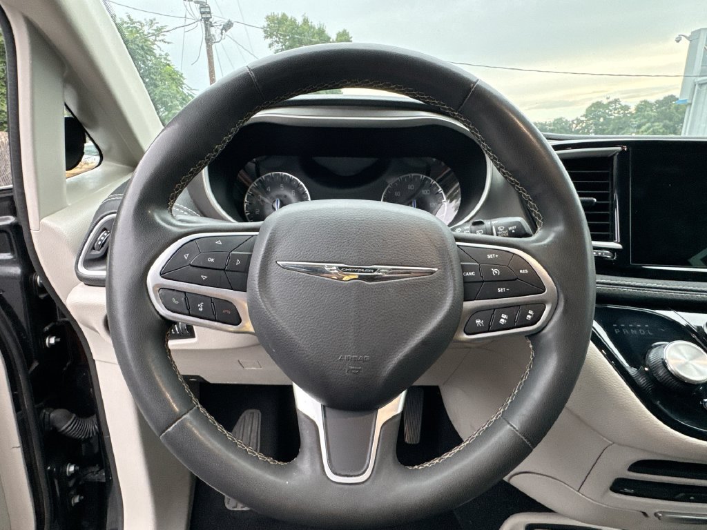 Used 2023 Chrysler Pacifica Touring-L w/ Uconnect Theater Family Group AWD/4WD image 16