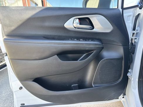 Used 2020 Chrysler Pacifica Touring w/ S Appearance Package image 19