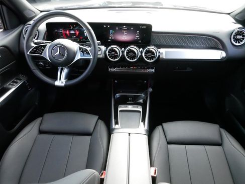Used 2025 Mercedes-Benz GLB 250 4MATIC image 10