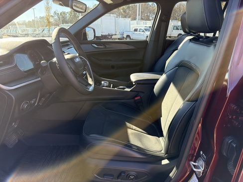 Used 2024 Jeep Grand Cherokee Altitude image 16