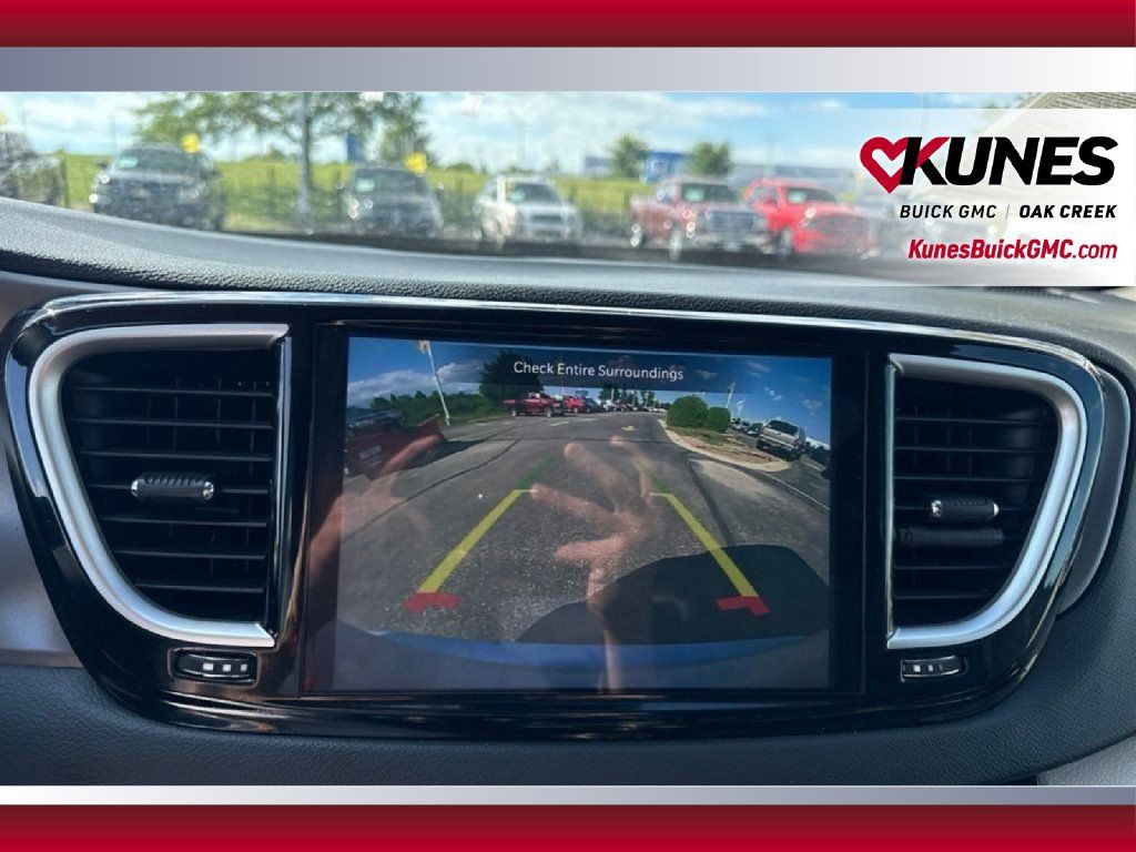 Used 2023 Chrysler Pacifica Touring-L FWD image 27