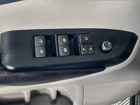 Used 2019 Toyota Highlander XLE FWD image 12