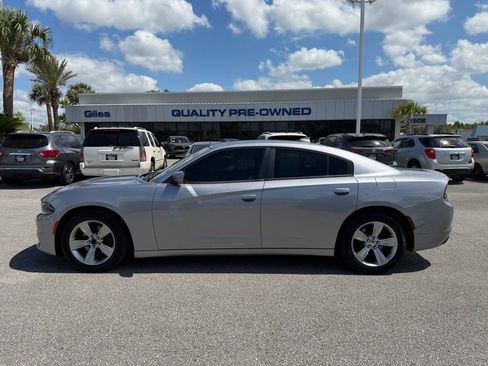 Used 2015 Dodge Charger SXT RWD image 2