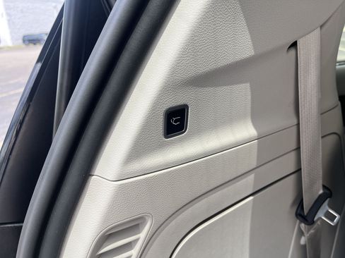 Used 2019 Chrysler Pacifica Limited w/ Tire & Wheel Group FWD image 24