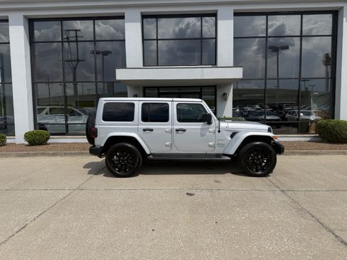 Used 2022 Jeep Wrangler Unlimited Sahara w/ Cold Weather Group AWD/4WD image 3
