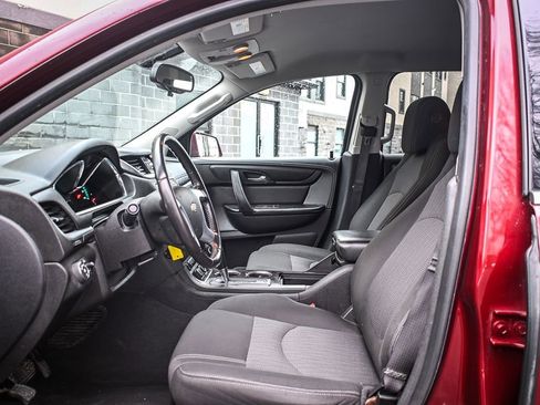 Used 2017 Chevrolet Traverse LT w/ Style and Technology Package image 8