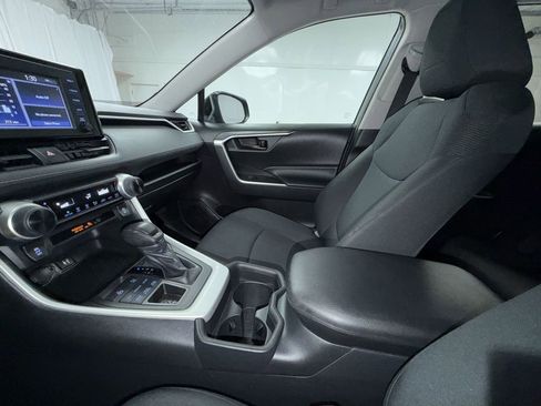 Used 2019 Toyota RAV4 LE AWD/4WD image 21