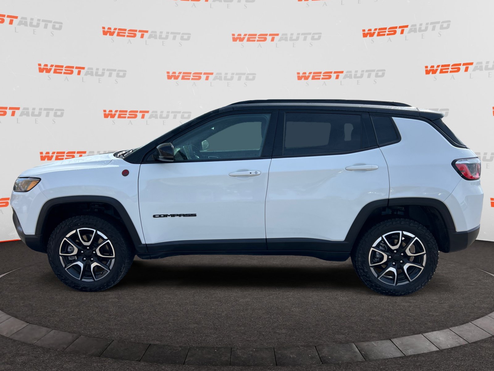Used 2024 Jeep Compass Trailhawk AWD/4WD image 2