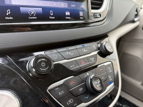 Used 2024 Chrysler Pacifica Touring-L image 29