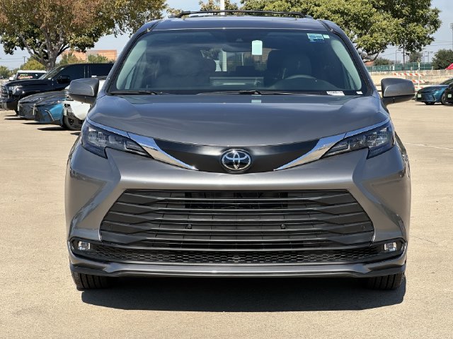 Used 2026 Toyota Sienna XLE FWD image 7