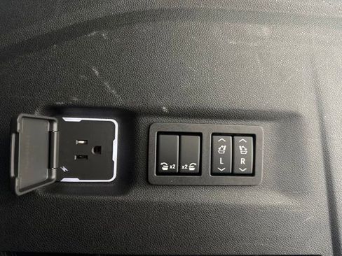 Used 2025 GMC Yukon XL Denali AWD/4WD image 31