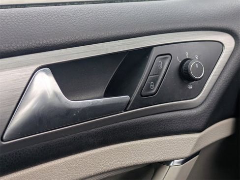 Used 2017 Volkswagen Golf S image 23