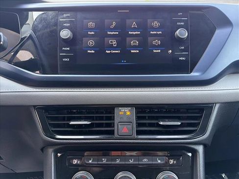 Used 2024 Volkswagen Taos SE image 19