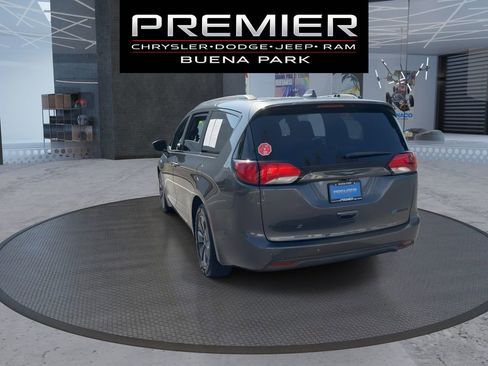 Used 2020 Chrysler Pacifica Touring-L w/ S Appearance Package FWD image 7