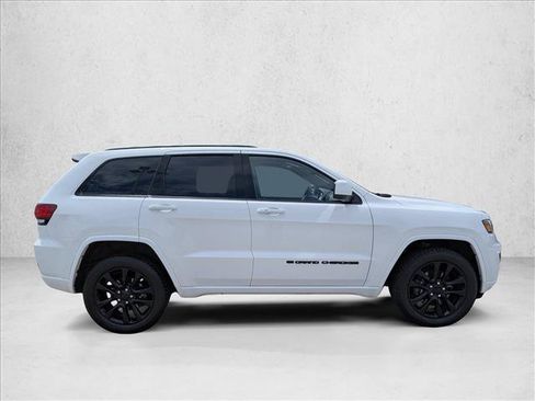 Used 2022 Jeep Grand Cherokee Laredo X AWD/4WD image 4
