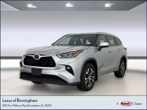 Used 2020 Toyota Highlander XLE AWD/4WD image 1