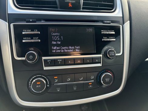 Used 2016 Nissan Altima 2.5 SR w/ LED Appearance Package image 11