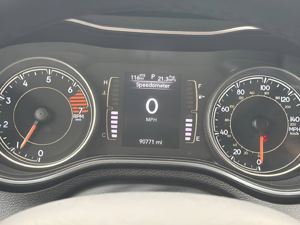 Used 2019 Jeep Cherokee Latitude Plus w/ Comfort/Convenience Group AWD/4WD image 17