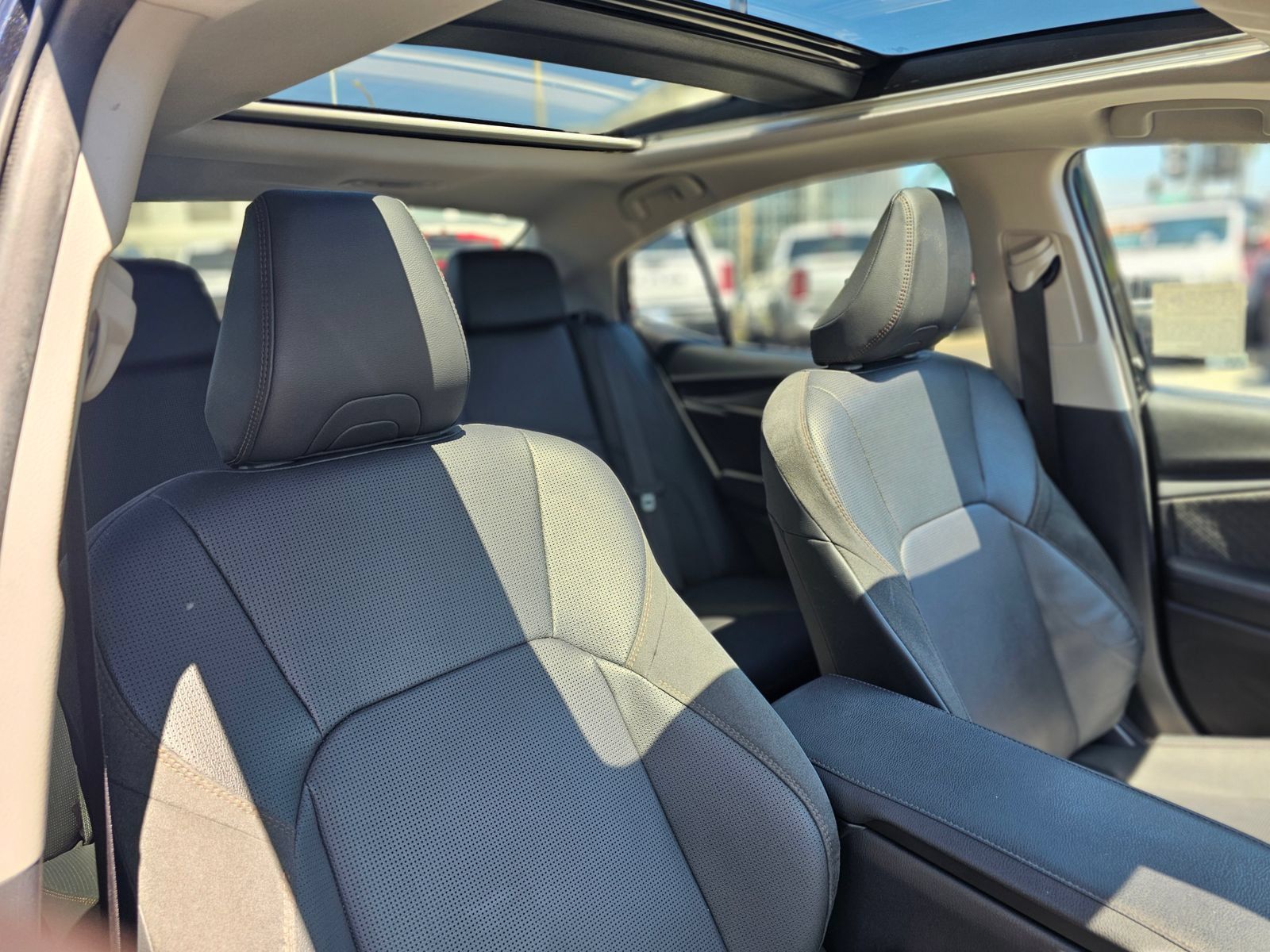 Used 2025 Toyota Camry XLE FWD image 30