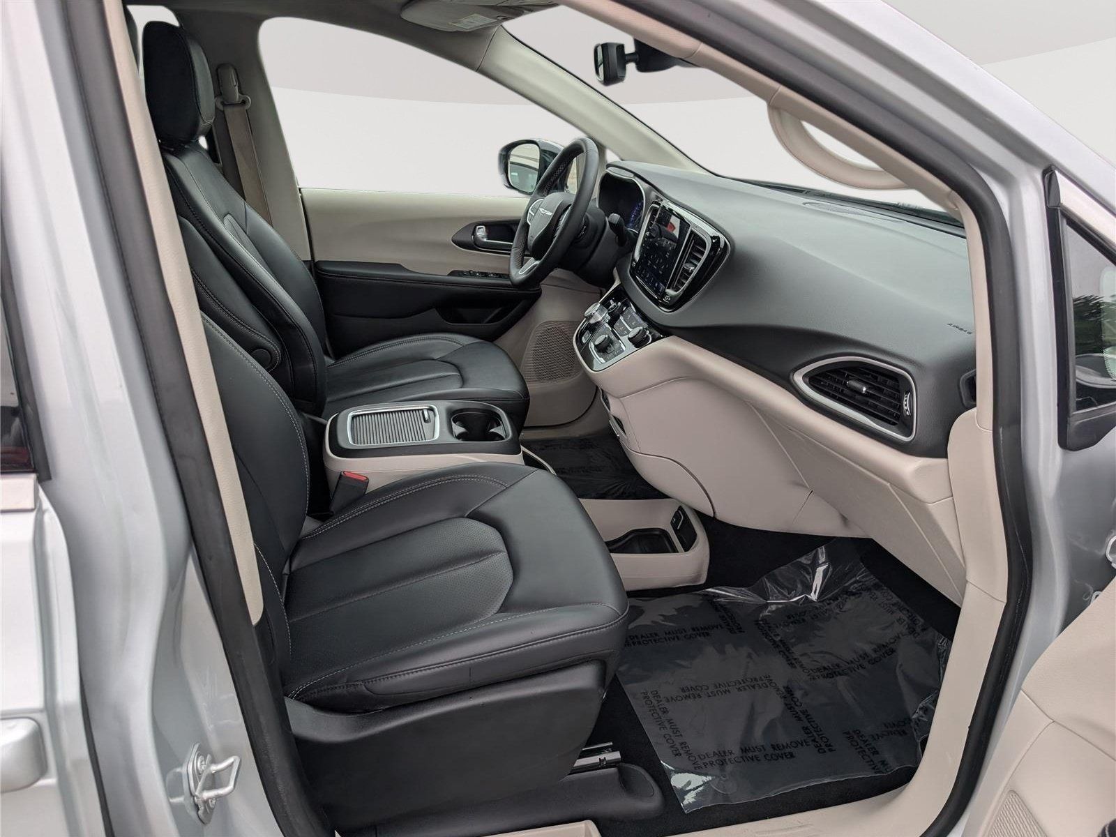 Used 2024 Chrysler Pacifica Touring-L FWD image 10
