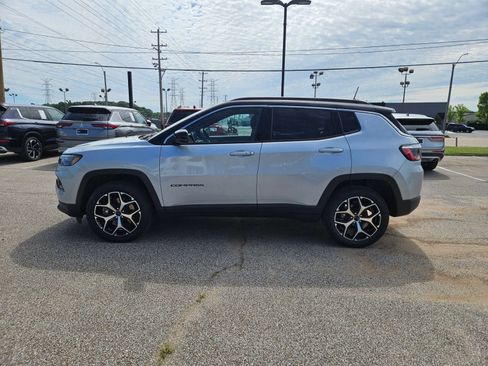 Used 2025 Jeep Compass Limited AWD/4WD image 2