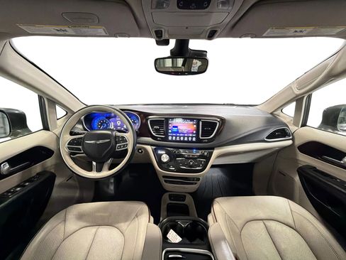 Used 2017 Chrysler Pacifica Limited image 17