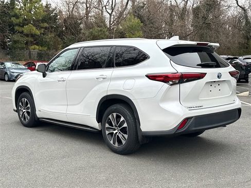 Certified 2022 Toyota Highlander XLE image 3