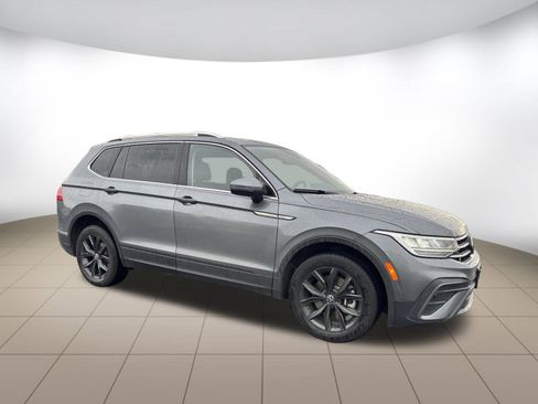 Used 2024 Volkswagen Tiguan SE image 1